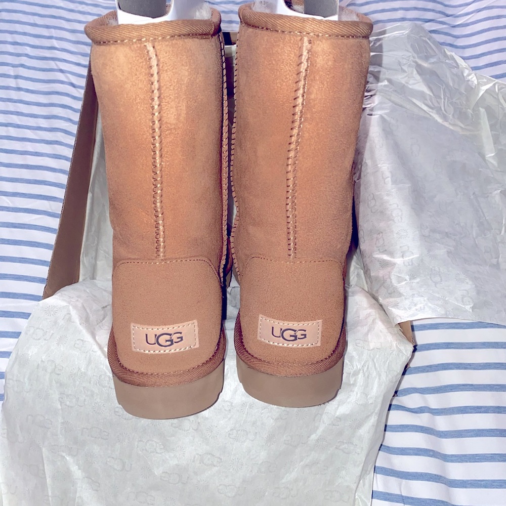 HOLIDAY SALE 🎄 ! BRAND NEW Size 10 Classic Short UGG Boots